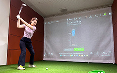 最新鋭のデジタル機器を導入した室内ゴルフ練習場04